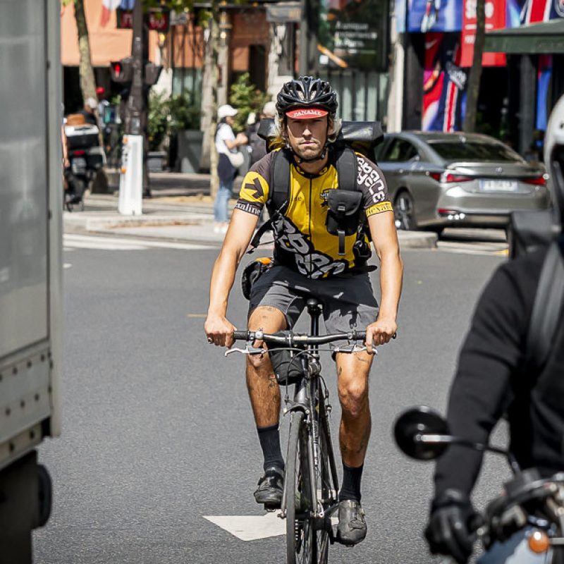 Coursier à vélo Urban Cycle effectuant une livraison à Paris